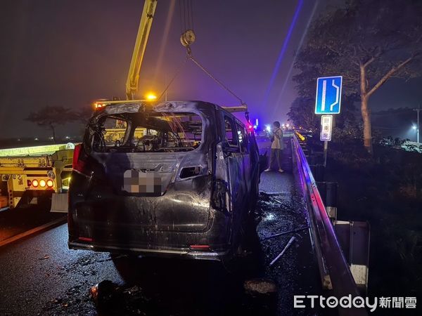 ▲▼國道休旅車追撞物流車後起火燃燒。（圖／記者賴文萱翻攝）