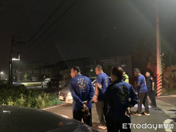 ▲苗栗市銀樓搶案警漏夜逮捕接應女共犯，圍捕時被男搶匪跳入農田逃逸，漏夜搜索未果。（圖／記者楊永盛翻攝）