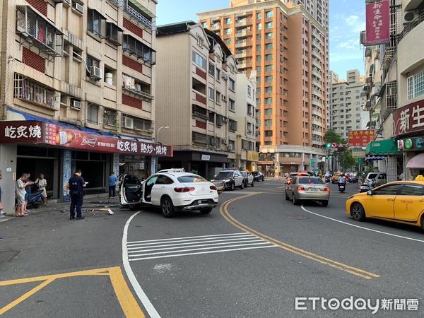 ▲▼高雄賓士彎道突失控！猛撞對向小貨車　肇事女駕駛下車喊：頭暈。（圖／記者賴文萱翻攝）