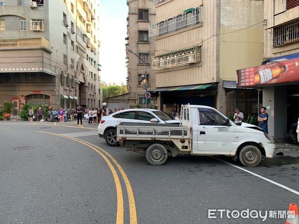 ▲▼高雄賓士彎道突失控！猛撞對向小貨車　肇事女駕駛下車喊：頭暈。（圖／記者賴文萱翻攝）