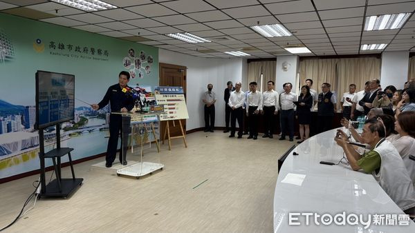 ▲高雄市政府警察局打詐記者會不講武德，找來台鋼雄鷹的4位啦啦隊員 。（圖／記者吳奕靖攝）