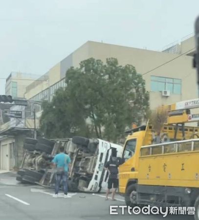 ▲▼   台18阿里山公路混凝土車搶黃燈閃機車翻覆   。（圖／民眾提供）