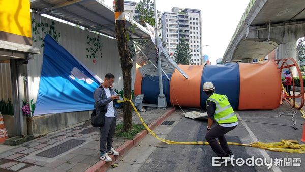 ▲▼        內湖工地水泥塔倒塌，騎士遭砸傷送醫     。（圖／記者黃彥傑攝）