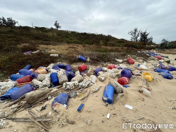 ▲▼             金門民眾在寒舍花海灘散步，ㄈ發現陸製「衛星導航探空儀」。（圖／記者林名揚翻攝，下同）