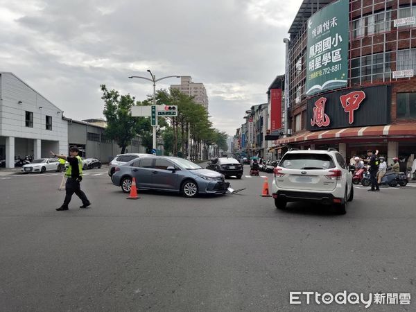 ▲▼ 轉彎車未禮讓！高雄轎車失控衝撞便當店釀1傷　驚險瞬間曝。（圖／記者賴文萱翻攝）