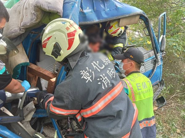 ▲彰化148縣道大貨車摔落邊坡。（圖／民眾提供）