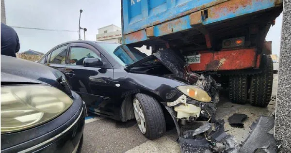 卡車煞車失靈驚險逆行，衝撞連環車禍擋住住家門柱才停。（圖／翻攝畫面）