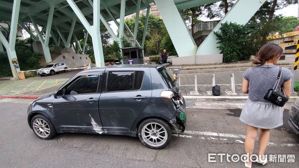 ▲▼             台北市中正區水源快速道路發生嚴重車禍。（圖／記者黃彥傑攝，下同）