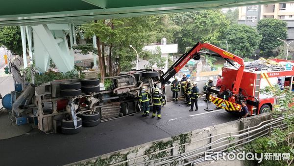 ▲▼ 台北市中正區水源快速道路發生嚴重車禍。（圖／記者黃彥傑攝，下同）