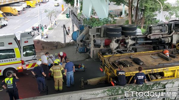 ▲▼          水源快速道路嚴重事故！水泥車翻覆壓垮護欄　駕駛受困中   。（圖／記者黃彥傑攝）