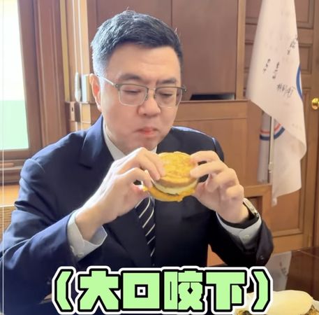 ▲▼行政院長卓榮泰試吃麥當勞「鬆餅堡」。（圖／翻攝自YouTube／卓榮泰)