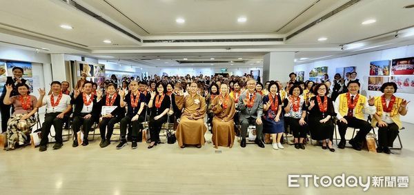 ▲佛光緣美術館台南館，15日隆重舉辦了「五十三參-慧裴法師攝影巡迴展」開幕式，展出慧裴法師精選108幅作品。（圖／記者林東良翻攝，下同）