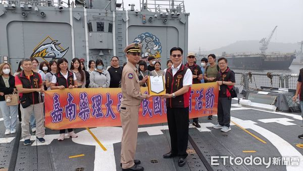 ▲嘉南藥理大學於15日舉辦「國軍人才招募暨全民國防教育多元活動-國軍部隊參訪」，為師生提供了解海軍及海軍陸戰隊的重要機會。（圖／記者林東良翻攝，下同）