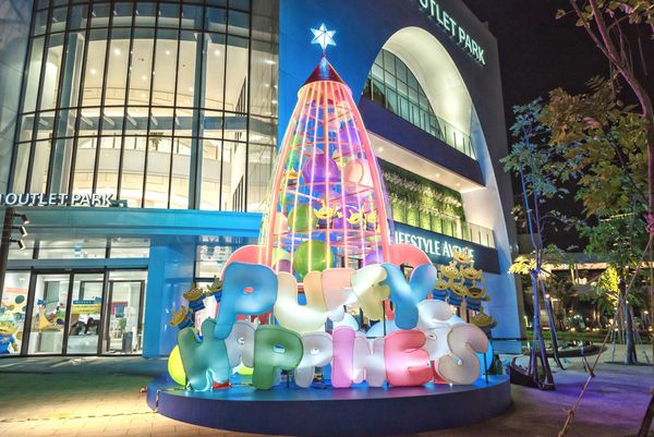 ▲MITSUI OUTLET PARK林口二館14日正式開幕，與此同時，北中南三據點推出「PIXAR 皮克斯主題造景-繽紛光之祭」。（圖／MITSUI OUTLET PARK）