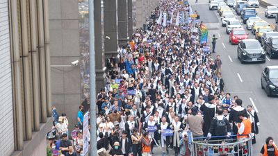 直擊／遭翁曉玲酸少數無理意見　300律師上街反修法、湧2千聲援民眾