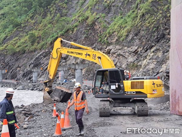 ▲▼    明霸克露橋落石，道路中斷，重機具待命中         。（圖／記者吳世龍翻攝）