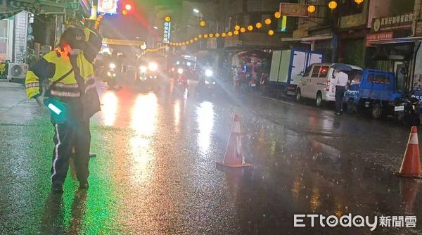 ▲南州迎王平安祭典16日照常舉行，東港警方出動警力維持秩序。（圖／記者陳崑福翻攝）