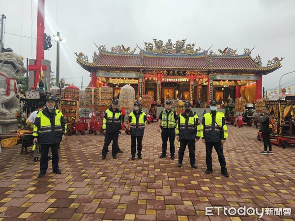 ▲南州迎王平安祭典16日照常舉行，東港警方出動警力維持秩序。（圖／記者陳崑福翻攝）