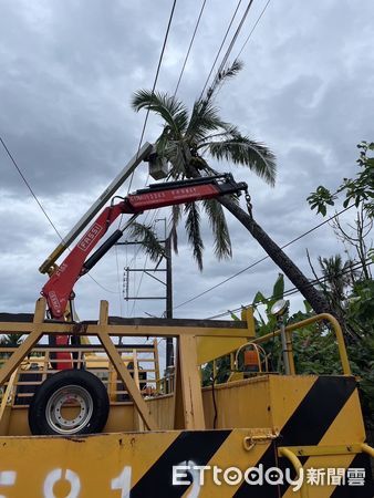 ▲台電屏東區處人員搶修停電           。（圖／記者陳崑福翻攝）