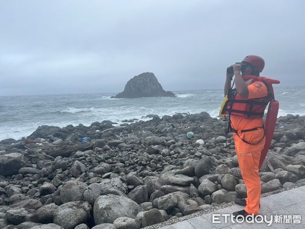 ▲▼        基隆嶼釣客落海  海巡空勤緊急馳援     。（圖／記者郭世賢翻攝）