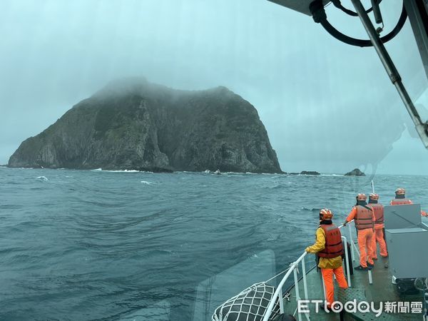 ▲▼        基隆嶼釣客落海  海巡空勤緊急馳援     。（圖／記者郭世賢翻攝）