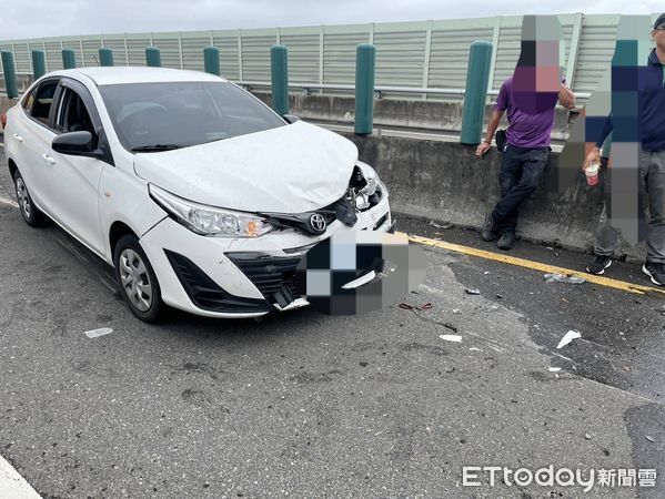 ▲▼西濱快速道路上午1輛車爆胎鬼切，後車煞車不及追撞翻覆，2人受傷。（圖／民眾提供，下同）