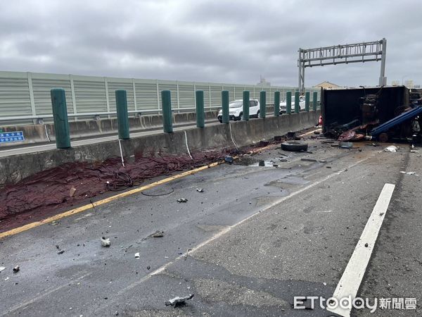 ▲▼西濱快速道路上午1輛車爆胎鬼切，後車煞車不及追撞翻覆，2人受傷。（圖／民眾提供，下同）