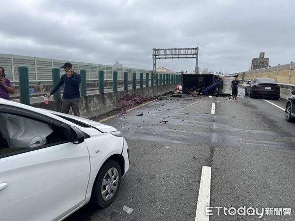 ▲▼西濱快速道路上午1輛車爆胎鬼切，後車煞車不及追撞翻覆，2人受傷。（圖／民眾提供，下同）