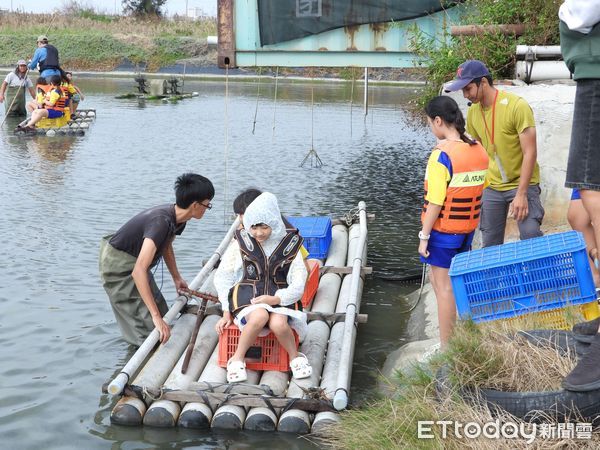 ▲安定國小學生在國立嘉義大學王柏青副教授團隊的帶領下了解「蝦董ㄟ躼腳厝」這座結合濕地與環境友善設計的未來住宅，認識到海平面上升、地層下陷對當地居民生活和環境的影響。（圖／記者王悉宇翻攝）