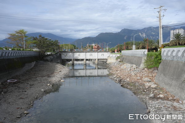 ▲▼南濱閘門前河道及抽水站調節池內都塞滿漂流木。（圖／花蓮市公所提供，下同）