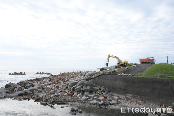 ▲▼南濱閘門前河道及抽水站調節池內都塞滿漂流木。（圖／花蓮市公所提供，下同）