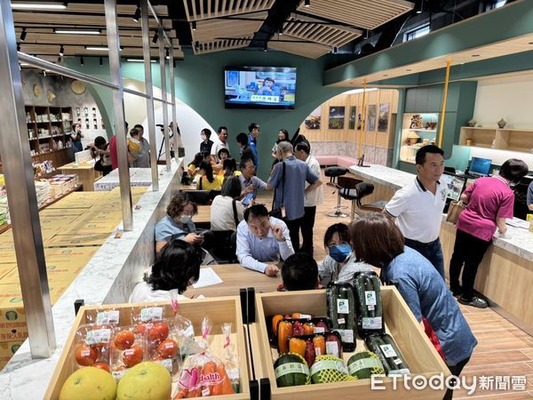 ▲西螺鎮農會將閒置舊穀倉打造為「雲林農物館」，現場不僅有雲林良品專區、西螺農會專區，雲林20鄉鎮市、外縣市農會的暢銷商品都能一站購足。（圖／記者王悉宇翻攝）