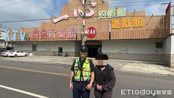 ▲內埔警分局警備隊長巴龍祥、警員林彥丞熱心助賴婦             。（圖／記者陳崑福翻攝）