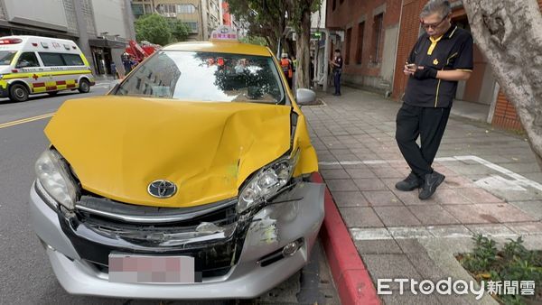 ▲▼ 喜來登飯店旁機車、公車碰撞，騎士壓車底無生命跡象。（圖／記者黃彥傑攝，下同）