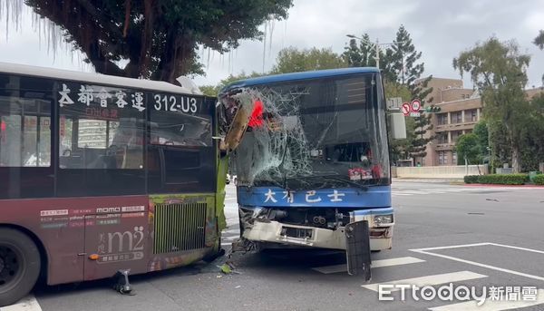 ▲▼ 喜來登飯店旁機車、公車碰撞，騎士壓車底無生命跡象。（圖／記者黃彥傑攝，下同）