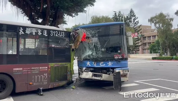 ▲▼ 喜來登飯店旁機車、公車碰撞，路人壓車底無生命跡象。（圖／記者黃彥傑攝，下同）