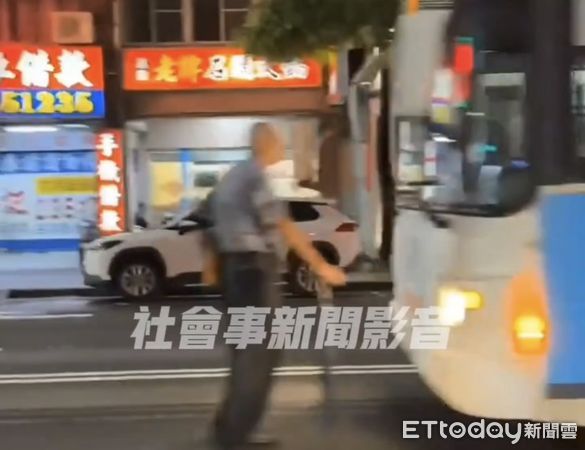 ▲▼ 不爽招手公車不停！「人肉擋公車」誇張畫面曝　高雄阿北下場慘了。（圖／翻攝社會事新聞影音）