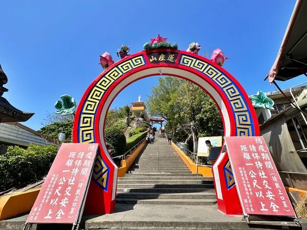 ▲▼]大溪蓮座山觀音寺，舊大溪橋附近香火鼎盛廟宇，爬百步雲梯俯瞰大漢溪。（圖／Viviyu小世界提供）