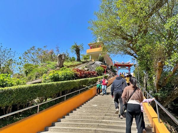 ▲▼]大溪蓮座山觀音寺，舊大溪橋附近香火鼎盛廟宇，爬百步雲梯俯瞰大漢溪。（圖／Viviyu小世界提供）