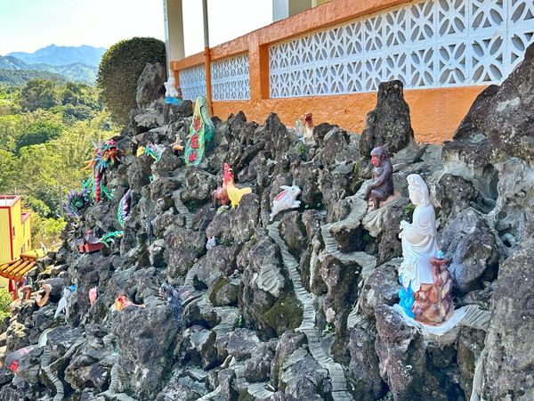 ▲▼]大溪蓮座山觀音寺，舊大溪橋附近香火鼎盛廟宇，爬百步雲梯俯瞰大漢溪。（圖／Viviyu小世界提供）