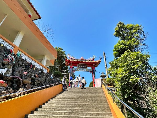 ▲▼]大溪蓮座山觀音寺，舊大溪橋附近香火鼎盛廟宇，爬百步雲梯俯瞰大漢溪。（圖／Viviyu小世界提供）