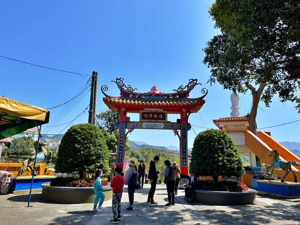 ▲▼]大溪蓮座山觀音寺，舊大溪橋附近香火鼎盛廟宇，爬百步雲梯俯瞰大漢溪。（圖／Viviyu小世界提供）