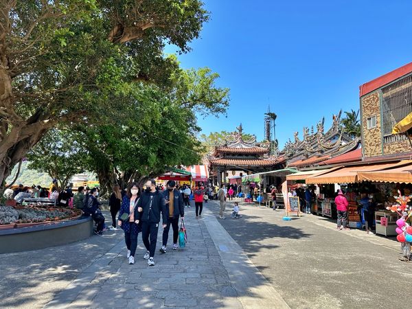 ▲▼]大溪蓮座山觀音寺，舊大溪橋附近香火鼎盛廟宇，爬百步雲梯俯瞰大漢溪。（圖／Viviyu小世界提供）