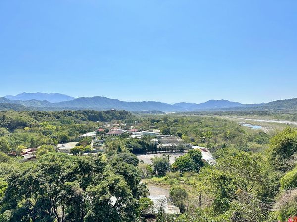 ▲▼]大溪蓮座山觀音寺，舊大溪橋附近香火鼎盛廟宇，爬百步雲梯俯瞰大漢溪。（圖／Viviyu小世界提供）