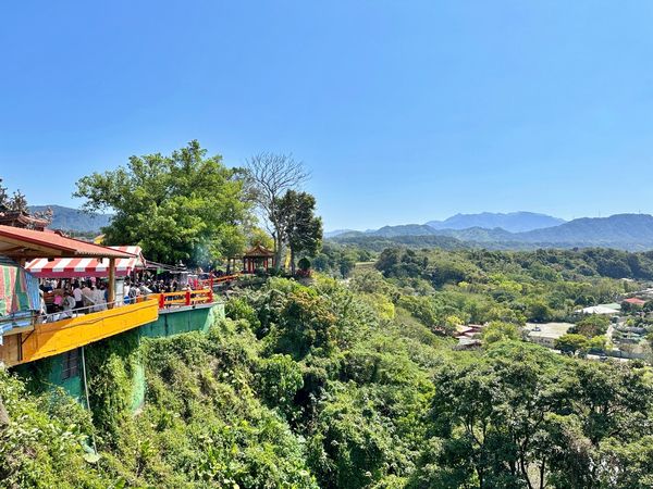 ▲▼]大溪蓮座山觀音寺，舊大溪橋附近香火鼎盛廟宇，爬百步雲梯俯瞰大漢溪。（圖／Viviyu小世界提供）