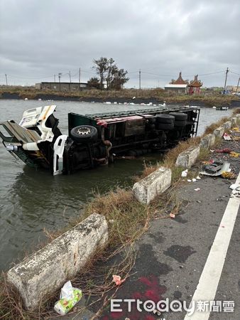 ▲雲林金湖安檢所附近，一輛貨車不慎撞擊電線桿並駛入魚塭。（圖／記者王悉宇翻攝）