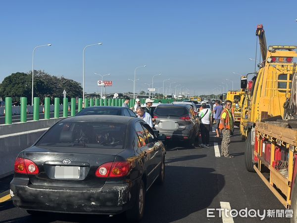 ▲▼國道1號北上雲林西螺段16車連環追撞。（圖／記者王悉宇翻攝）