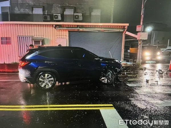 ▲強烈撞擊力讓小轎車車頭幾乎全毀。（圖／記者楊漢聲翻攝）