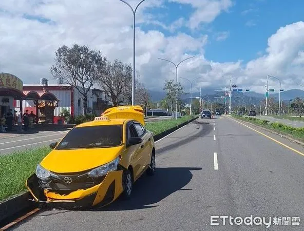 ▲計程車自撞安全島。（圖／記者楊漢聲翻攝）