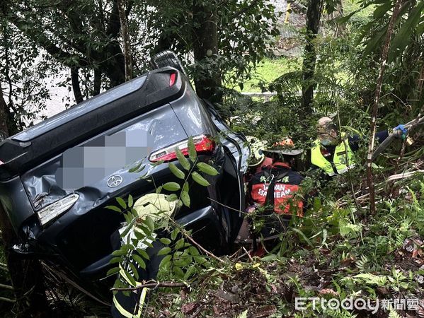 ▲▼李女開車返家途中，分心拿東西不慎墜落邊坡。（圖／記者陸運陞翻攝）